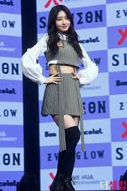 Everglow Sihyeon Debut Bon Bon Chocolat Showcase Como Vestir Outfits Famosos
