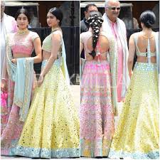 This was janhvi's debut ramp show and she was just impressive. May 8 2018 Sonamanandwedding Sonamkishaadi Janhvi Kapoor And Khushi Kapoor In Beautiful Summer L Indian Wedding Fashion Blouse Design Models Indian Dresses