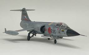 大胆なポーズで魅せるビキニ姿のjs パイスラ-日焼け肌がいっそうエロティック