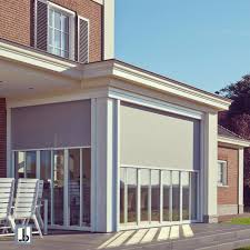 Grosszugige Fensterflachen Lassen Viel Licht Und Warme Ins Haus Doch Wo Viel Licht Ist Braucht Es Auch Schatten Fur Einen Leichten In 2020 Outdoor Decor Outdoor Decor