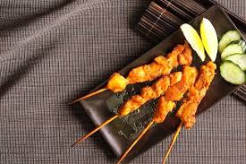 Gli spiedini di carne al forno sono la ricetta ideale per chi vuole preparare un secondo piatto gustoso e facile da preparare, magari per un preparate il trito di erbe aromatiche, poi tagliate a tocchetti la carne di manzo e di maiale e il petto di pollo. Come Fare Gli Spiedini Di Pollo Il Ricettario Di Cris