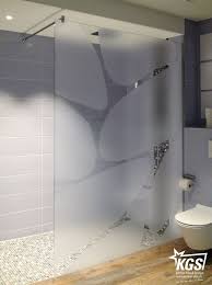 Design Duschwand Duschtrennwand Mit Individuellem Folienplott Von Ihrer Glaserei Diese Duschtrennwand In Den Dim Walk In Dusche Duschtrennwand Duschwand