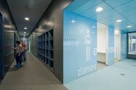 Dem Schwimm Und Sporttrakt Sind Jeweils Umkleiden Und Sanitarraume Vorgeschaltet Umkleide Umkleideraum Hallenbad