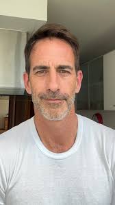 Al igual que las semillas, nuestra vida se va desenvolviendo (“a saltitos”)  a través de nuestras etapas y experiencias, en el proceso de ir aprendiendo  a conocernos y permitirnos ser auténticos en el ...