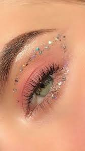 The Top 7 Makeup Trends For 2020 True Glue Highlighter Makeup Artistry Makeup Edgy Makeup