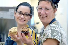 Marilyn et Kathy vous souhaitent une agréable fin de semaine !