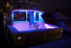 Un Imbarcazione Illuminata Con Strisce Led Colorate Led Illuminazione Imbarcazione