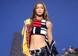 Mantan gitarisnya, aria baron, meninggal dunia karena covid. Gigi Hadid Flaunts Underboob At Tommy Hilfiger Fashion Show
