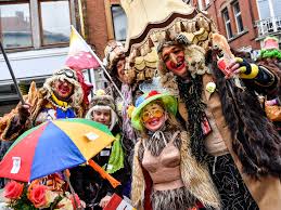 Toch een Keikoppencarnaval in Poperinge, met kelnerskoers en masjern |  Poperinge | HLN.be