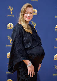 Po przeszkoleniu trafia do domu wysokiego urzędnika państwowego, gdzie ma zajść w ciążę. Yvonne Strahovski Siostrzenstwo Ma Sie Dobrze