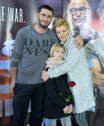 Born 13 june 1977) is a romanian actor, ambassador for the program youth of the move involved by the european commission, and tv presenter for the show visuri la cheie broadcast on pro tv visuri la cheie. DragoÈ™ Bucur LocuieÈ™te De Aproape 8 Ani Intr O CasÄƒ EcologicÄƒ De 300 000 De Euro Cu Super DotÄƒri La Doar 50 De Metri De PÄƒdure Uite Cum Arata