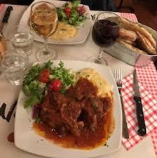La sua origine è da cercare nelle osterie dell'antico quartiere romano in cui abitavano i vaccinari, cioè coloro che macellavano i bovini. Saltinbocca Alla Romana Con Pure In Alto E Coda Alla Vaccinara Con Pure In Basso Picture Of Nannarella Rome Tripadvisor