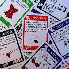 Algunos son juegos ideados expresamente para parejas, otros son simples pero divertidas adaptaciones de juegos para pedas en grupo. Los Mejores Juegos De Quitarse Las Prendas Juegos Para Beber Juegos Para Previas Juegos Para Tomar