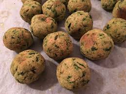Aggiungeteli in una ciotola con il pane precedentemente ammorbidito in acqua e strizzato, uova, grana, sale. Polpette Di Ricotta E Spinaci Cookthelook
