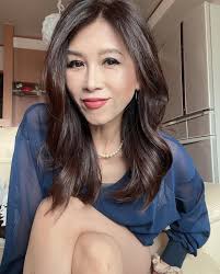 現在男人都愛年輕女孩，49歲美熟女了應該已經沒有市場了吧😭