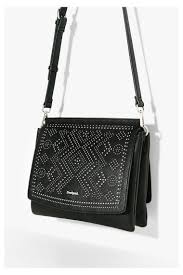 Le sac desigual façon cartable est chic avec un mandala fleuri ton sur ton. Un Sac Desigual Sac Bandouliere Noir Sac Desigual Noir Sac Bandouliere