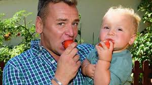 Saját bevallása szerint soha nem akart színész lenni, bár már gyerekkorában színjátszó körbe járt, hogy kiélhesse szereplési vágyát. Magazin