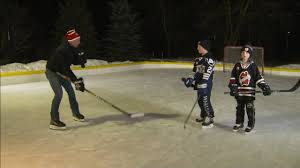 Ron maclean sr., urodzony w sydney w nowej szkocji , 4 maja 1922 r., poślubił lila macdonald z iony w nowej szkocji w lipcu. Ron Maclean Visits Jeff Marek S Outdoor Rink Sportsnet Ca