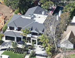 Heureux et amoureux, jalil lespert et laeticia hallyday ont même décidé d'emménager la veuve du taulier a vendu sa maison de pacific palisades et est à la recherche de son nouveau nid d'amour. Photos Vue Aerienne De La Villa De Johnny Et Laeticia Hallyday A Pacific Palisades Le 8 Fevrier 2014 Villa Contemporaine Johnny Et Laeticia Laeticia