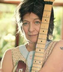 מנהל הפסטיבל, אפי בניה, הציע לה להעלות מופע שיתבסס על שירים מתוניסיה, המדינה שבה נולדה וממנה עלתה לישראל בגיל שמונה. ×§×•×¨×™×Ÿ ××œ××œ Songwriting Singer Singer Songwriter