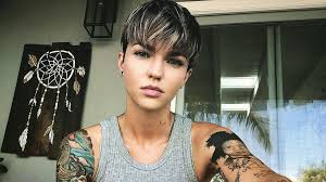 Ihr habt mich nach einfachen sommerfrisuren gefragt und hier ist das neue frisuren video! Ehrliches Gestandnis Batwoman Ruby Rose Leidet Unter Akne Promiflash De
