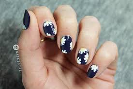 Uñas postizas decoradas con un diseño super llamativo que combina dibujos de flores blancas, con piedras brillantes de diferentes tonos. Unas Decoradas Con Flores Paso A Paso Margaritas Nailistas Esmaltes Permanentes Y Productos De Unas Nailistas Esmaltes Permanentes Y Productos De Unas Tienda Online De Esmaltes