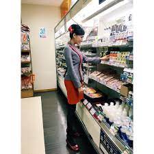 画像に含まれている可能性があるもの 1人 flight attendant style fashion