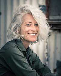 Marion séclin était un peu une pionnière mais ça tu le savais déjà. Cheveux Gris Blancs 12 Coiffures Et Coupes De Cheveux Taaora Blog Mode Tendances Looks