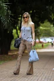 Calça Estampada Preta E Branca Como Usar Looks Com Calca Estampada Dicas De Como Usar Saiba Onde Comprar Ideias De Moda Blusas Neutras E Calca