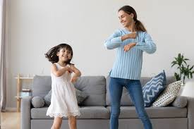 Una imagen de una familia que está a punto de aumentar. Poniendole Ritmo A La Cuarentena Un Monton De Bailes Y Coreografias Divertidas Para Que Los Ninos Gasten Energia