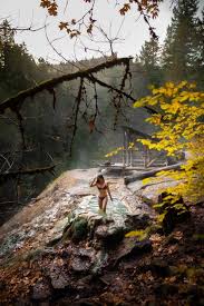 The 3 hot spring pools, including one that is covered, are on a mineral deposit just above the north umpqua river. Umpqua Hot Springs In Oregon Elite Jetsetter