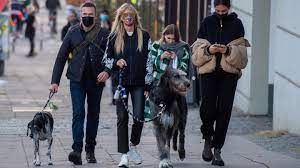 Kinder morgan energy partners lp (129) centerpoint energy inc. Heidi Klum Bummelt Mit Ihren Kindern Durch Berlin Stern De