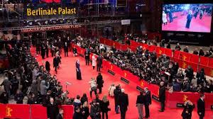 Zur auswahl stehen hochflorteppiche in rot und dunkelrot, beige und naturfarben, grün und blau in dieser kategorie finden sie natürliche sisal teppiche mit klassischer einfassung oder eleganter. Die Herkunft Des Roten Teppichs Inforadio