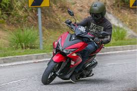 Power gets to the ground via a cvt gearbox, and the nvx features bulkier styling than the yamaha nmax, notably in the fairing and has keyless start, while front abs is standard. Tunggang Uji Yamaha Nvx 155 Raja Bandar Careta