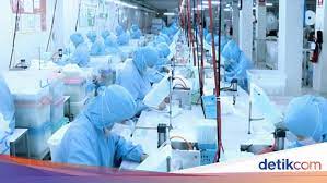 Ternyata pesawat yang ada di tengah areal persawahan itu hanya spot untuk berswafoto. Catat Ada 8 000 Loker Di Pabrik Asal China Yang Pindah Ke Subang