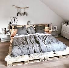 En recyclant quelques palettes de bois, vous pouvez fabriquer un lit en palette original, économique et bon pour la planète. 30 Idees De Lit En Palette Pour Une Chambre Stylee