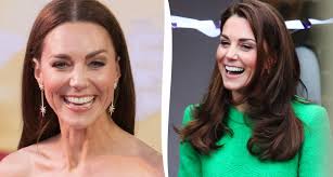 Det bar Kate Middleton på sitt första kungliga porträtt