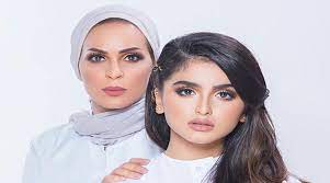 خرجت منى السابروالدة الفنانة حلا الترك في بث مباشر عبر حسابها على انستجرام توضح فيه موقفها من الحجاب، وعن هجوم البعض شاركت الأم منى السابر جمهورها وجمهور إبنتها صور تجمعها مع إبنتها حلا الترك بدون مكياج وهي ترتدي ملابس المدرسة وبرفقتها شقيقيها في. Ù…Ø§Ø°Ø§ Ù‚Ø§Ù„ Ø§Ù„Ù†Ø¬ÙˆÙ… ÙˆØ§Ù„Ù…Ø´Ø§Ù‡ÙŠØ± Ø¹Ù† Ø§Ù„Ø®Ù„Ø§Ù Ø¨ÙŠÙ† Ø­Ù„Ø§ Ø§Ù„ØªØ±Ùƒ ÙˆÙˆØ§Ù„Ø¯ØªÙ‡Ø§ Ù…Ù†Ù‰ Ø§Ù„Ø³Ø§Ø¨Ø± ÙÙƒØ± ÙˆÙÙ† Ø´Ø±Ù‚ ÙˆØºØ±Ø¨ Ø§Ù„Ø¨ÙŠØ§Ù†