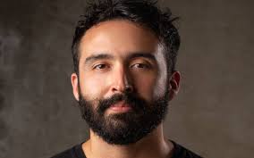 Javier Ávila: comprometido con la crítica social