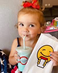 Nothing but smiles from this adorable mini Scooter's fan enjoying her  Cotton Candy Lil' Smiley™ Smoothie! 🍬 😄💖 📷 : @groth.amy  #cottoncandysmoothie #scooterscoffee #kidsmenu
