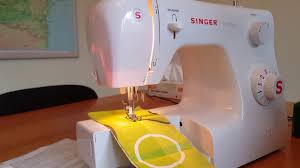 Mașina de cusut este un dispozitiv complex care realizează prin coasere conectarea a două sau mai multe piese de material (în special textil) destinat (în general) îmbrăcăminții. MaÈinÄ De Cusut Singer Tradition Youtube