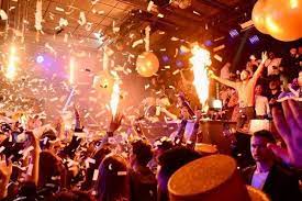 Éléonore et le jeune homme dansaient dans une boîte de nuit… catastrophe ! Les Bars De Nuit Ont Rouvert Mais Pas Les Discotheques On Vous Explique Pourquoi