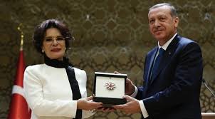 Kezban, zamanla kendini eğitir ve zengin olur. Hulya Kocyigit Adalet Yuruyusu Beni Heyecanlandirmiyor
