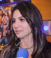 كانت بدايتها من خلال العمل كمذيعة في قناة الحرة، وحينما التقت بنور الشريف في مكتبه لمدة نصف ساعة غيرت هذه المقابلة من حياتها تماماً، حيث لم تمض أيام سوى أنها وجدت نور الشريف يرشحها لمسلسل الدالي. Datei Ø¯ÙŠÙ†Ø§ ÙØ¤Ø§Ø¯ Png Wikipedia