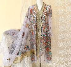Instagram/@inspirasi_kebaya) model baju kebaya untuk orang gemuk lainnya yang bisa dicoba adalah kebaya brokat dengan tambahan sampiran selendang yang memiliki warna senada. 30 Model Kebaya Untuk Orang Gemuk Agar Terlihat Langsing