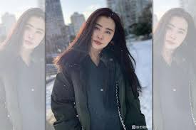 王祖賢自 1985 年連續與周潤發合作多部電影，在當時留下了合影。 頂著俏麗的劉海造型，讓王祖賢看起來超清新。 而與她同框的不是別人，是超大牌港星周潤發，兩人在 1980 年代晚期合作了多部電影，估計是當時所留下的合影。 53æ­²çŽ‹ç¥–è³¢è¿'ç…§ é«®é‡é©šäºº ç¶²å‹ æ„ˆä¾†æ„ˆåƒæž—é'éœž