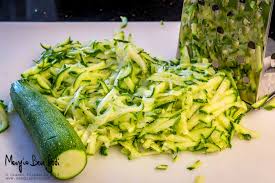 Lavate e mondate le zucchine e tagliatele con la parte a fori larghi della grattugia. Girelle Di Pasta Sfoglia Con Zucchine Grattugiate Formaggio E Prosciutto Cotto Mangia Bevi Godi Blog Di Cucina E Ricette