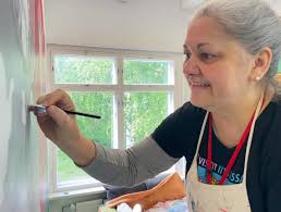 Luciana Mariano tutkii maalaamisen...