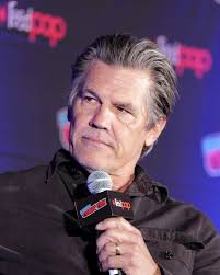 Surrounded by large sharks, diver cuts wrist to prove a point