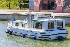 The smallest boat in the irish locaboat fleet, the 935w is ideal for a small family. Canal Du Midi Camargue Boat Penichettep 935w Locaboat Locaboat Holidays